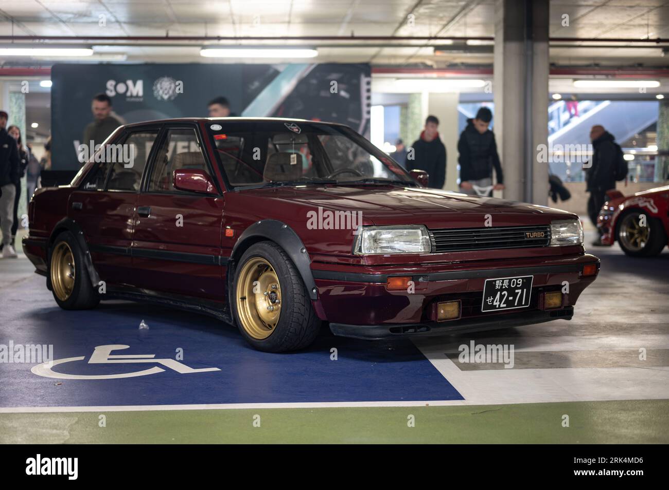 Klassischer Nissan Bluebird der T12 T72 Serie in tiefem kastanienbraunen Rot, abgestimmt auf Straßenrennen Stockfoto