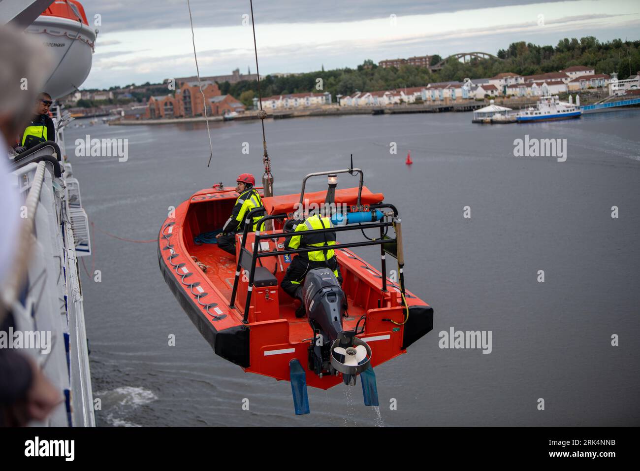 Rettungsboot an Bord der Fähre angehoben Stockfoto