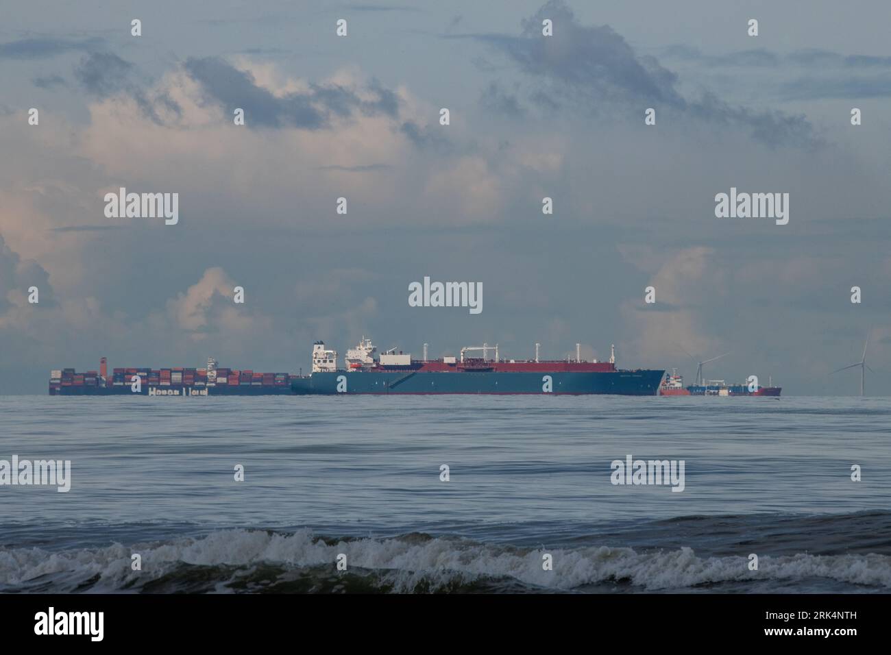 Schiffe in der Nähe der niederländischen Küste Stockfoto