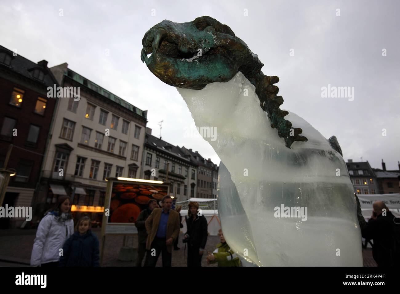 Bildnummer: 53655171 Datum: 08.12.2009 Copyright: imago/Xinhua (091209) -- KOPENHAGEN, 9. Dezember 2009 (Xinhua) -- Sehen Sie sich eine Eisskulptur eines Eisbären an, der schmilzt und ein Bronzeskelett in Kopenhagen am 8. Dezember 2009 enthüllt. Die Eisskulptur wurde seit dem 5. Dezember 2009 in der Innenstadt von Kopenhagen aufgestellt, um die Aufmerksamkeit auf die steigende Temperatur zu lenken. (Xinhua/Zhang Yuwei) (yc) (1)DÄNEMARK-UN-KLIMA-ERWÄRMUNG-POLARBÄR PUBLICATIONxNOTxINxCHN UN Weltklimagipfel Klimagipfel kbdig xng 2009 quer o0 Skulptur, Eisskulptur, Bär, Eisbär Bildnummer 53655171 Datum 08 12 2009 Copyright Imago XINHUA Copen Stockfoto