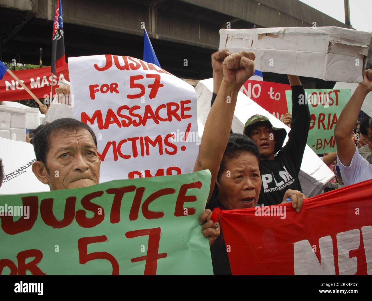 Bildnummer: 53657978 Datum: 10.12.2009 Copyright: imago/Xinhua (091210) -- MANILA, 10. Dezember 2009 (Xinhua) -- Teilnahme an einer Demonstration in Manila, Hauptstadt der Philippinen, am 10. Dezember 2009, um Gerechtigkeit für 57 Menschen zu fordern, die vor zwei Wochen auf den südlichen Philippinen getötet wurden. Die Demonstration fand anlässlich des Internationalen Tags der Menschenrechte anlässlich der Annahme der Allgemeinen Erklärung der Menschenrechte am 10. Dezember 1948 statt. (Xinhua/Jon Fabrigar) (lyi) PHILIPPINEN-MANILA-DEMONSTRATION PUBLICATIONxNOTxINxCHN Politik Demo Proteste Demonstranten kbdig xkg 2009 quer o0 Massaker Bildnum Stockfoto