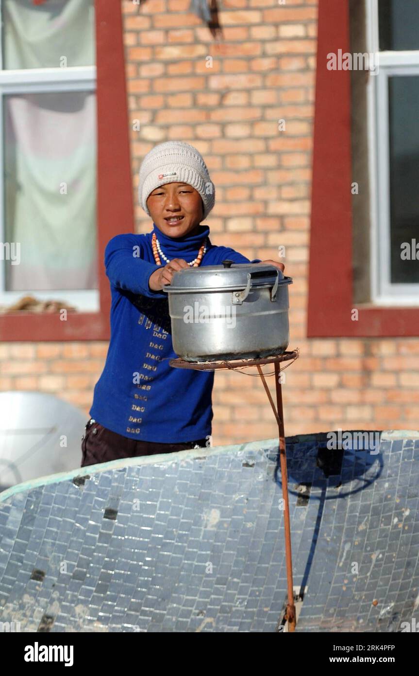 Bildnummer: 53658004 Datum: 03.12.2009 Copyright: imago/Xinhua (091210) -- XINING, Dec. 10, 2009 (Xinhua) -- A Tibetan woman uses solar energy to cook in a village in Tibetan Autonomous Prefecture of Huangnan in northwest China s Qinghai Province, Dec. 3, 2009. Solar energy has been widely used among local in Qinghai. Local government also encouraged the residents to use the environment-friendly energy by providing them with solar cookers and solar panels. (Xinhua/Zhang Hongxiang) (zhs) (5)CHINA-QINGHAI-SOLAR ENERGY (CN) PUBLICATIONxNOTxINxCHN Wirtschaft Energie Solarenergie kbdig xkg 2009 h Stockfoto