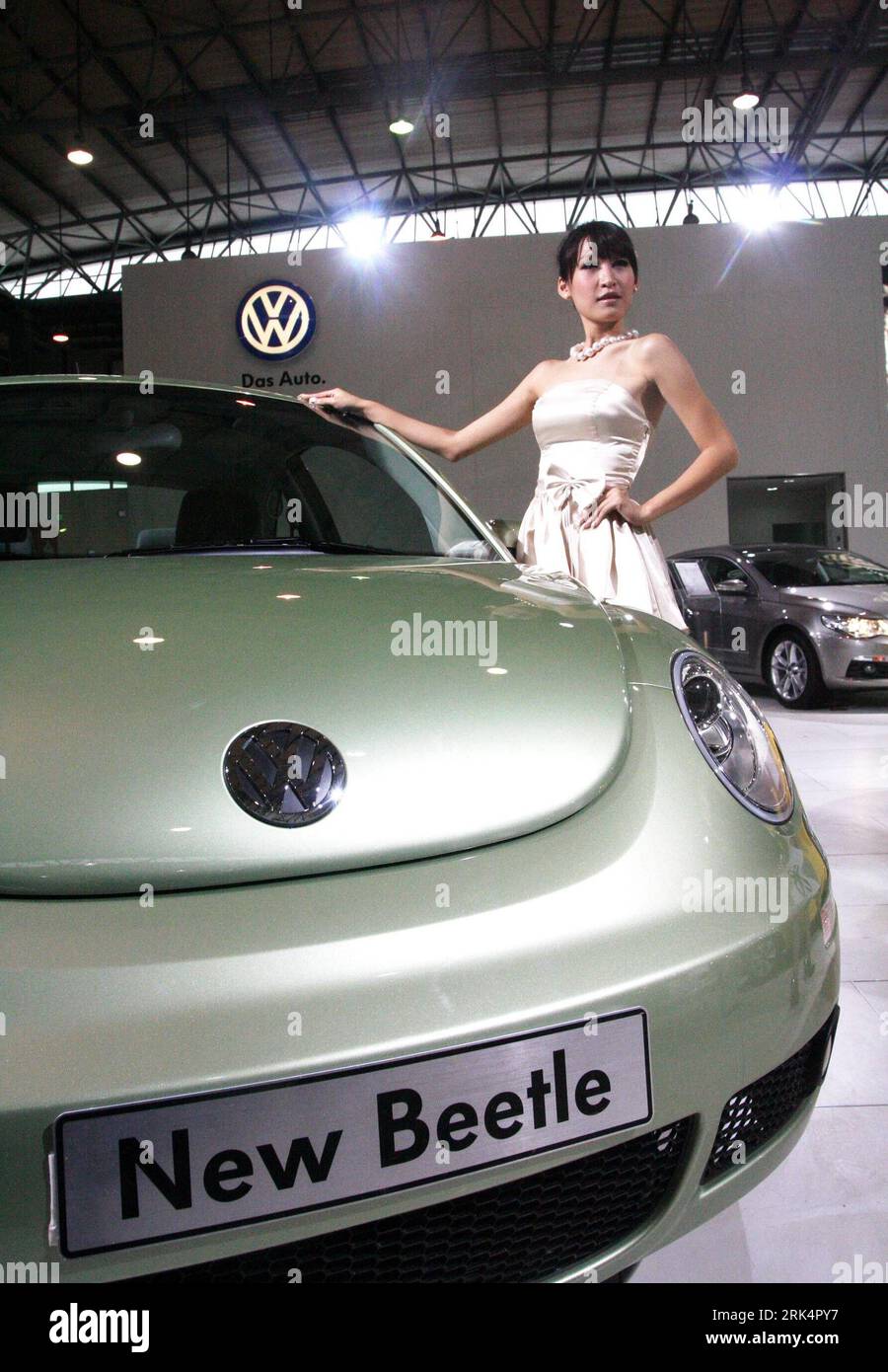 Bildnummer: 53659474 Datum: 10.12.2009 Copyright: imago/Xinhua (091211) -- FUZHOU, 11. Dezember 2009 (Xinhua) -- ein Modell bringt einen neuen offenen Wagen von Volkswagen s New Beetle während der ersten internationalen Automobilausstellung Fuzhou (Haixi) hervor, die am 10. Dezember 2009 in der Ausstellungsstadt Fuzhou in der südöstlichen chinesischen Provinz Fujian eröffnet wird. China Association of Automobile Manufacturers (CAAM) erklärte am Dienstag, dass sich die Automobilproduktion und der Verkauf in China im Vergleich zu 2008 fast verdoppelt haben. Sie erreichte im November 1,39 Millionen und 1,34 Millionen Einheiten. Insgesamt stieg die Automobilproduktion dem Vernehmen nach um 42 Stockfoto