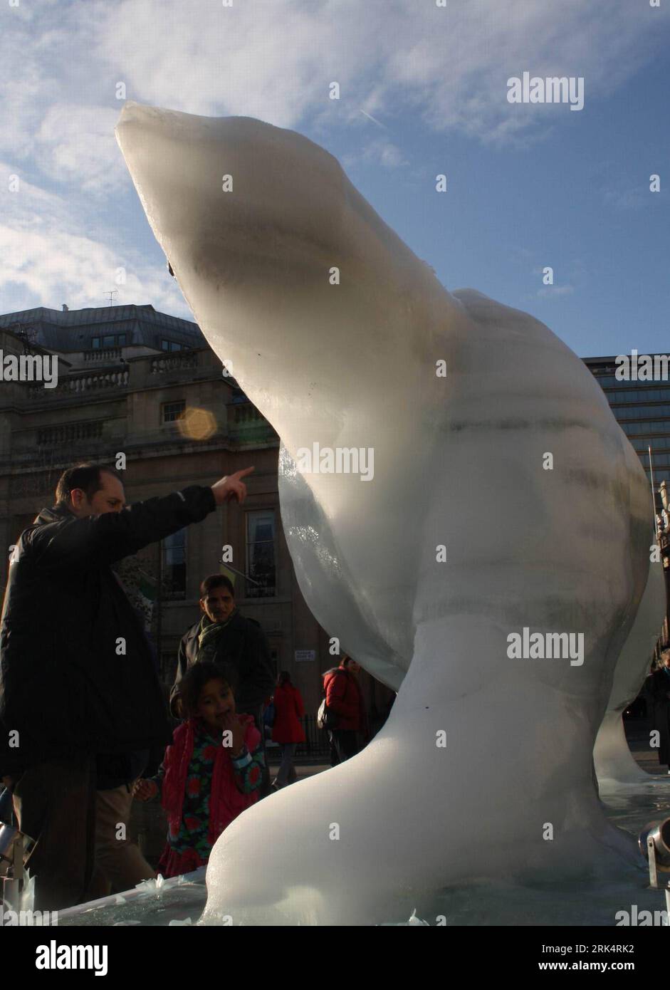 Bildnummer: 53661724 Datum: 12.12.2009 Copyright: imago/Xinhua (091213) -- LONDON, 13. Dezember 2009 (Xinhua) -- Ein Vater und Eine Tochter beobachten die Eisskulptur des Eisschmelzens auf dem Trafalgar Square in London, Großbritannien, 12. Dezember, 2009.die lebensgroße Skulptur wird vom 11. bis zum 20. Dezember langsam über ihrer Ausstellung schmelzen und ein dramatisches Bronzeskelett enthüllen, das als Symbol für die Bedrohung durch den Klimawandel und insbesondere für die Notlage der Arktis gilt. (Xinhua) (hdt) (1)GROSSBRITANNIEN-LONDON-ICE BÄR PUBLICATIONXNOTXINXCHN Demonstration Proteste Klima Klimaschutz Klimawandel London Premiere kbdig xsp 2009 Stockfoto