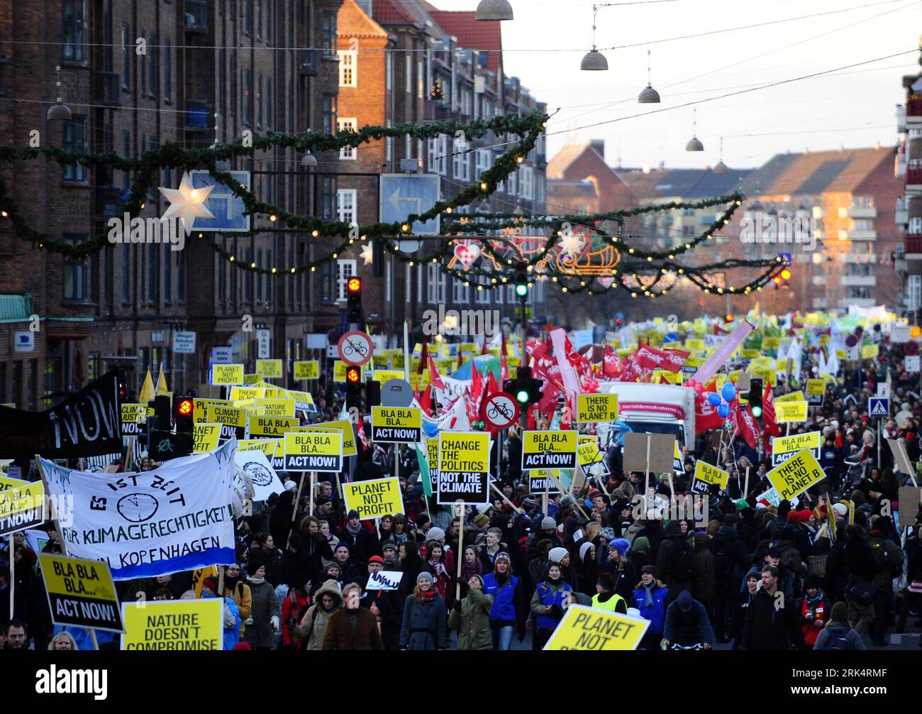 Bildnummer: 53661720 Datum: 12.12.2009 Copyright: imago/Xinhua (091213) -- KOPENHAGEN, 13. Dezember 2009 (Xinhua) -- Umweltschützer marschieren zum Bella Center, austragungsort der Klimakonferenz der Vereinten Nationen, in Kopenhagen, Dänemark, 12. Dezember 2009. Umweltschützer aus der ganzen Welt gingen zum Global Day of Action am Samstag auf die Straßen von Kopenhagen und forderten die Klimakonferenz der Vereinten Nationen auf, Erfolge zu erzielen, die zum Schutz der Erde beitragen. (Xinhua/Zeng Yi) (mcg) (1)DÄNEMARK-KOPENHAGEN-UMWELTSCHÜTZER-GLOBALER AKTIONSTAG PUBLICATIONxNOTxINxCHN Demonst Stockfoto