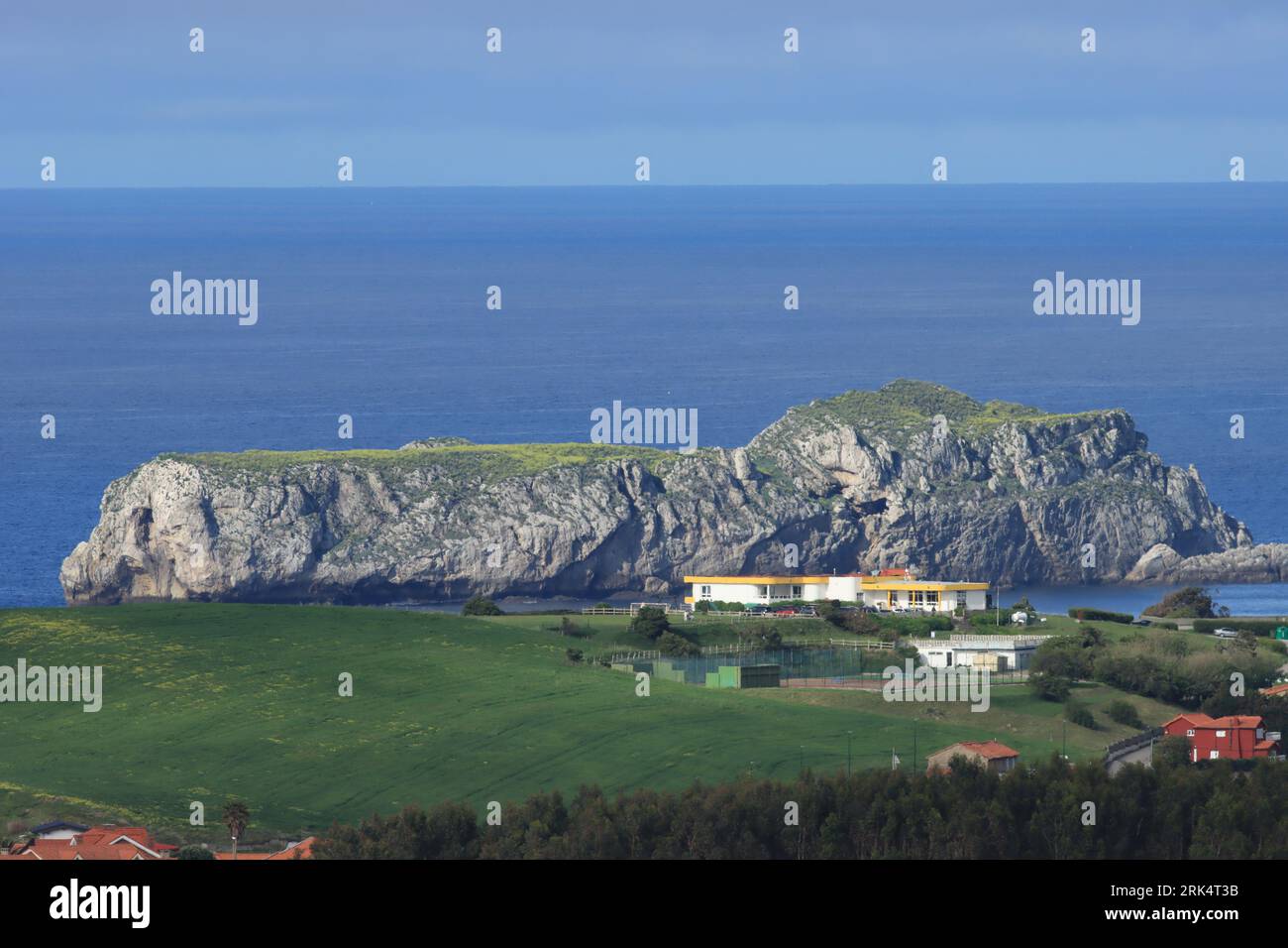 Isla de Los Conejos en mar Cantábrico. Stockfoto