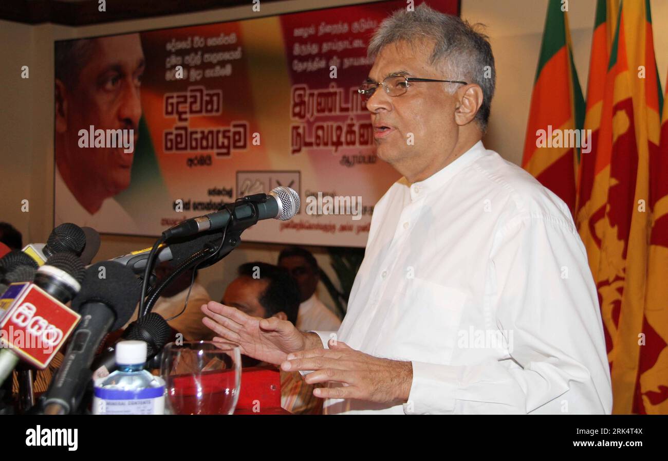 Bildnummer: 53664964 Datum: 13.12.2009 Copyright: imago/Xinhua (091214) -- COLOMBO, 14. Dezember 2009 (Xinhua) -- Ranil Wickramasinghe, Chef der United National Party, spricht während der ersten gemeinsamen Pressekonferenz der United National Party und People s Liberation Front, der zwei großen Gegenpartei Sri Lankas in Colombo, 13. Dezember 2009. Sarath Fonseka, der ehemalige Chef des Verteidigungsstabs Sri Lankas, wurde von der Gegenallianz als Kandidat des Oppositionspräsidenten für die Teilnahme an den bevorstehenden Präsidentschaftswahlen im Januar ernannt. (Xinhua/Chen Zhanjie) (yc) (1)SRI LANKA-OPPOSITIONSPRÄSIDENT CAN Stockfoto