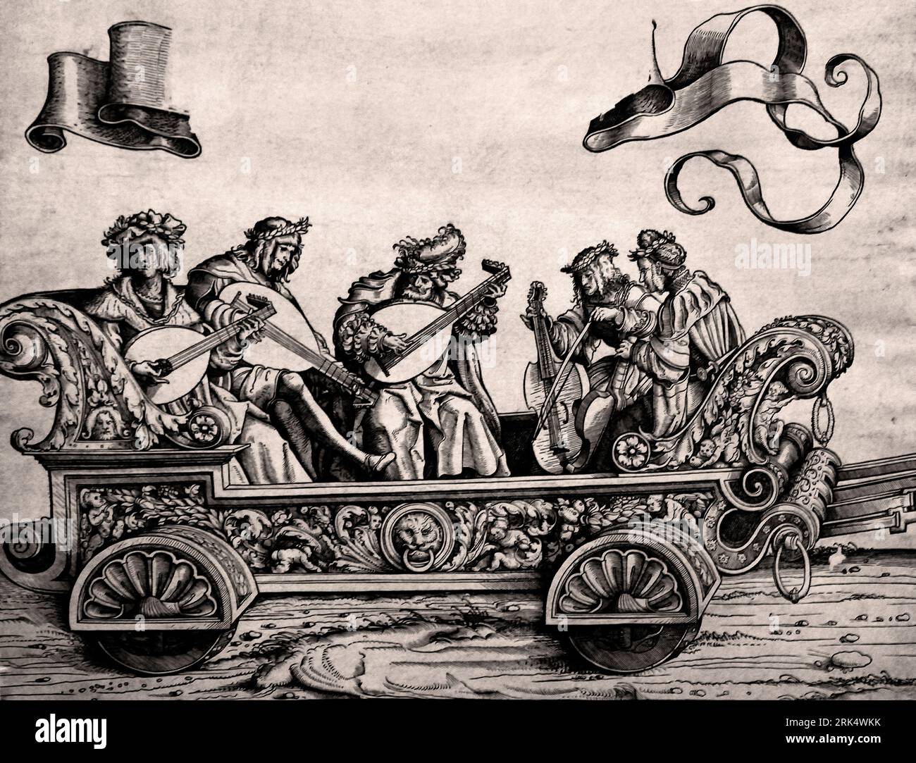 Triumphwagen mit Männern, die Laute und Viola da Gamba spielen, Triumphwagen von Kaiser Maximilian I. sind fünf Musiker. Drei Männer spielen eine Laute und zwei Männer streicheln eine Viola da Gamba, die sie zwischen die Knie geklemmt haben. Der Triumphwagen ist Teil des Sieges von Kaiser Maximilian und wird von zwei Rotwild in der Serie gezogen. Diese befinden sich auf dem Ausdruck, der eine Verbindung zur Szene auf der rechten Seite herstellt. Auf der Banderole über dem Auto ist Platz für Text. Printmaker, Hans Burgkmair, 1483 - 1526 Deutschland Rijksmuseum Amsterdam Stockfoto