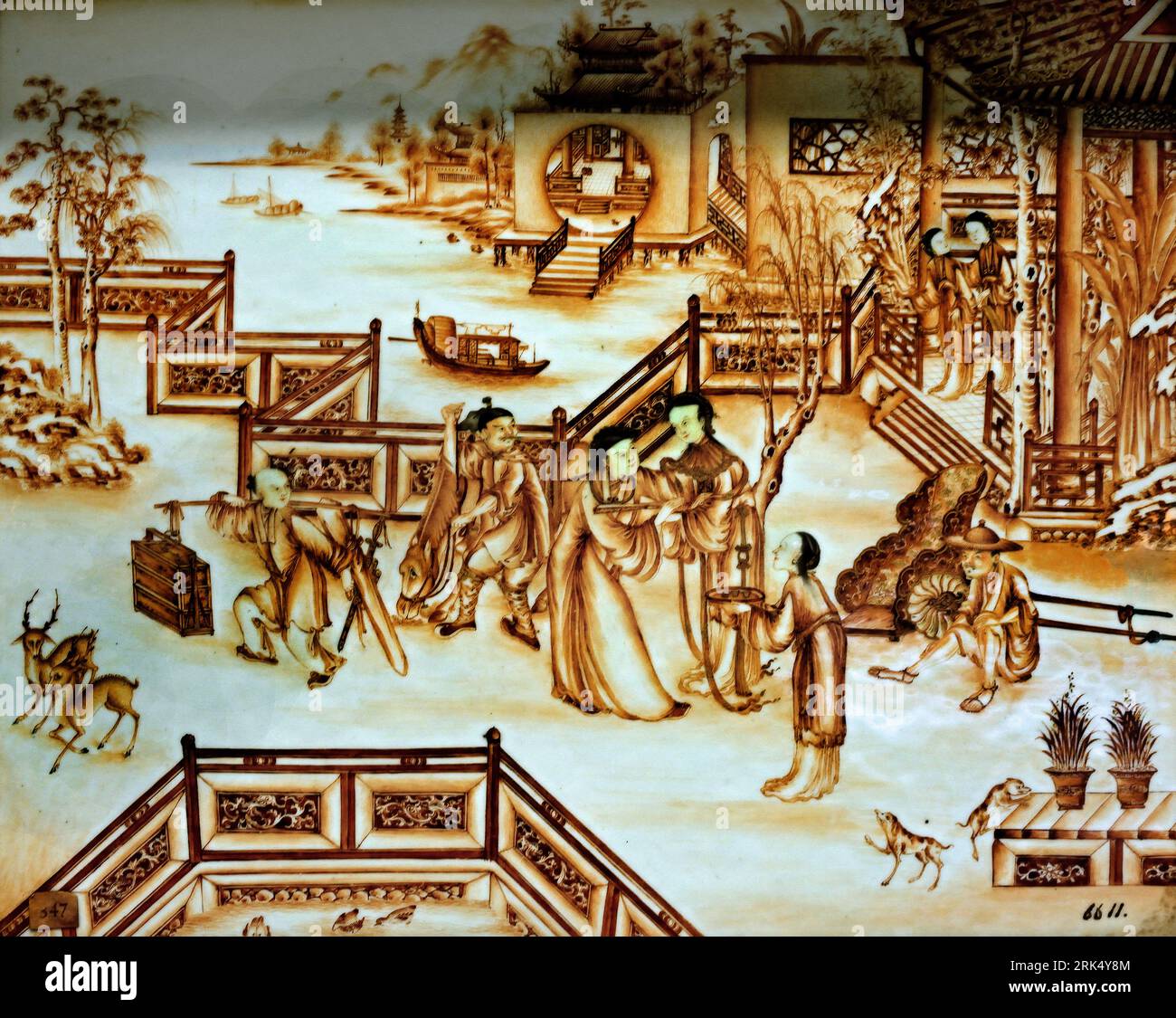 Tafel mit Figuren auf einer umzäunten Terrasse in der Nähe eines Pavillons China. 1770 - 775 Qing-Dynastie (1644-1912) / Qianlong-Periode (1736-1795) Chinesischer Porzellan (Metall) Rahmen: Holz (Pflanzenmaterial) Länge 41 cm x Breite 34 cm Darstellung zeigt eine Abschiedsszene einer Frau und eines Mannes auf einer umzäunten Terrasse für einen Pavillon Stockfoto