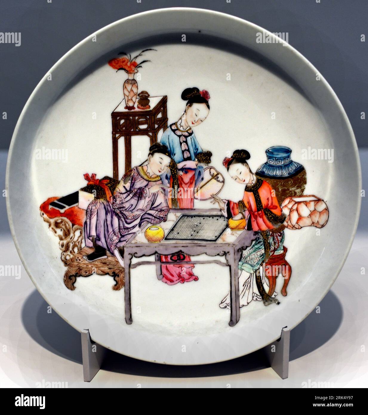 Untertasse mit einem Mann und einer Frau, die 'Go' spielen, anonym, 1725 - 1735 Gemälde, 2,6 cm x 16,4 cm China Qing-Dynastie (1644-1912) / Yongzheng-Periode (1723-1735) Stockfoto