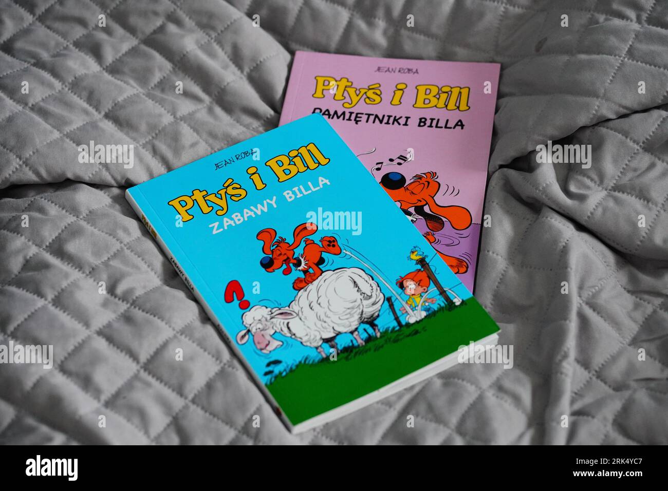 Eine Nahaufnahme von bunten polnischen Kindercomics. Serie PTYs i Bill. Stockfoto