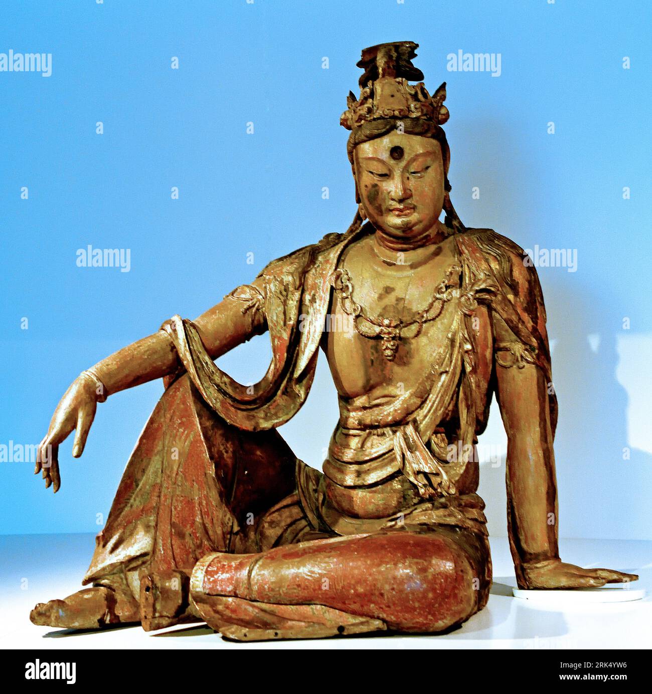 Shanxi. 1100 - 1200 Liao-Dynastie (907-1125) / Jin-Dynastie (1115-1234) Asien, China, (buddhistische Gottheit Guanyin, Retter von Menschen in Gefahr, dargestellt als Meditation auf einem Felsen. Spiegelung des Mondes im Wasser, ein Symbol der Illusion und Vergänglichkeit im Buddhismus.) Stockfoto
