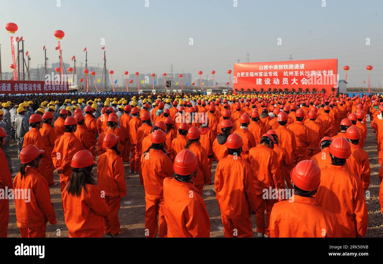 Bildnummer: 53685027 Datum: 22.12.2009 Copyright: imago/Xinhua (091222) -- ZHENGZHOU, 22. Dezember 2009 (Xinhua) -- Arbeiter nehmen am Spatenstich von drei Eisenbahnbauprojekten in Zhengzhou, zentralchinesische Provinz Henan, am 22. Dezember 2009 Teil. Die drei Projekte, eines, das Mittel- und Südteil der nordchinesischen Provinz Shanxi verbindet, eines, das Hangzhou, die Hauptstadt der ostchinesischen Provinz Zhejiang, mit Changsha, der Hauptstadt der zentralchinesischen Provinz Hunan, ein weiteres, das Hefei, die Hauptstadt der ostchinesischen Provinz Anhui, verbindet, und Fuzhou, Hauptstadt der ostchinesischen Provinz Fujian, KI Stockfoto