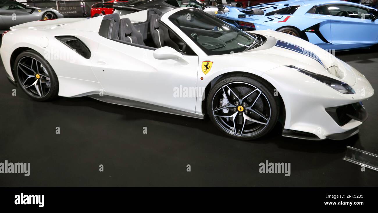 SID-Ansicht eines White, 2020, Ferrari 488 Pista Spyder, auf dem Premier GT Stand, auf der British Motor Show 2023, Farnborough Stockfoto