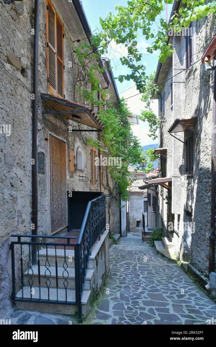 Eine charakteristische malerische Straße des mittelalterlichen Dorfes Abruzzen in Civitella Roveto, Italien Stockfoto