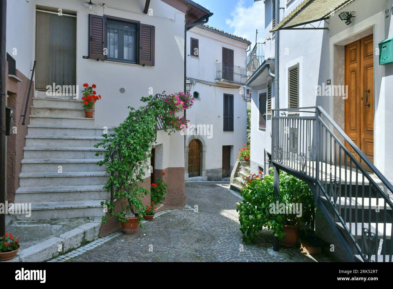 Eine charakteristische malerische Straße des mittelalterlichen Dorfes Abruzzen in Civitella Roveto, Italien Stockfoto