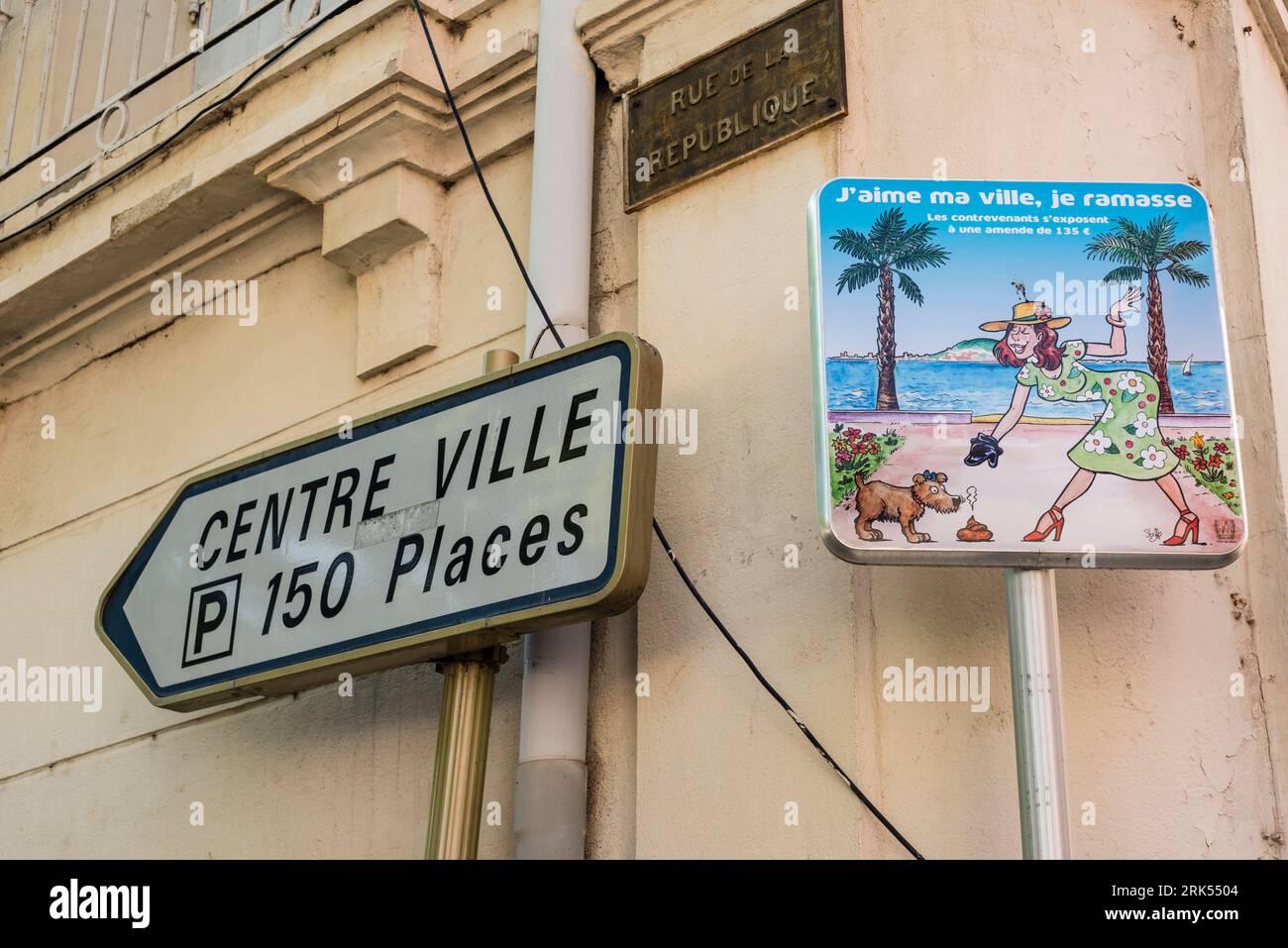 Bildschild, das die Bewohner ermutigt, hinter ihren Hunden aufzuräumen, Meze, Herault, Occitanie, Frankreich Stockfoto