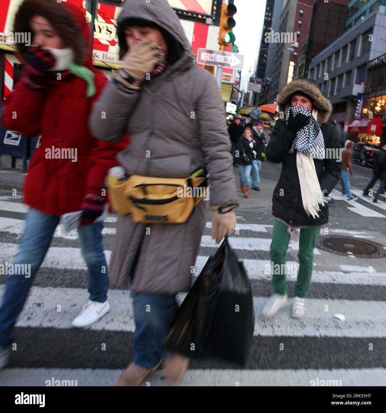 Bildnummer: 53700922 Datum: 04.01.2010 Copyright: imago/Xinhua -- NEW YORK, (Xinhua) -- Fußgänger mit schweren Mänteln und Schalldämpfern laufen am Times Square in New York, 4. Januar 2010. Der National Weather Service sagte, dass eine kalte Welle vom Nordpol diese Woche die meisten Regionen der Vereinigten Staaten treffen würde, und die niedrigsten Temperaturen im Norden Floridas werden sogar auf etwa sechs Grad unter Null fallen. (Xinhua/Liu Xin) (ypf) (3)US-NEW YORK-WETTER-KALTE WELLE PUBLICATIONxNOTxINxCHN USA Wetter Jahreszeit Winter kalt Kälte frieren kbdig xub 2010 Quadrat Erstaufführung Bildnummer 53 Stockfoto