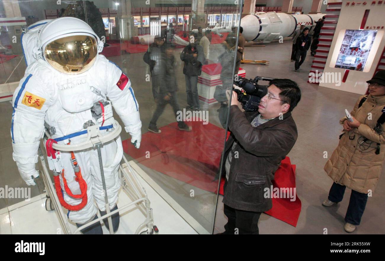 Bildnummer: 53706352 Datum: 05.01.2010 Copyright: imago/Xinhua (100106) -- HANGZHOU, 6. Januar 2010 (Xinhua) -- der Feitian Extra-Vehicular Activity (EVA)-Raumanzug des chinesischen Astronauten Zhai Zhigang ist für die Ausstellung des bemannten Raumfluges Shenzhou VII in Hangzhou, der ostchinesischen Provinz Zhejiang, am 5. Januar 2010 vorgesehen. Das Wiedereintrittsmodul der Shenzhou VII-Raumsonde, die sowohl innerhalb als auch außerhalb der Kapsel verwendet werden, wird während der bevorstehenden Ausstellung ausgestellt. (Xinhua/Wu Huang) (px) (1)CHINA-HANGZHOU-ASTRONAUTICS-EXPOSITION( Stockfoto