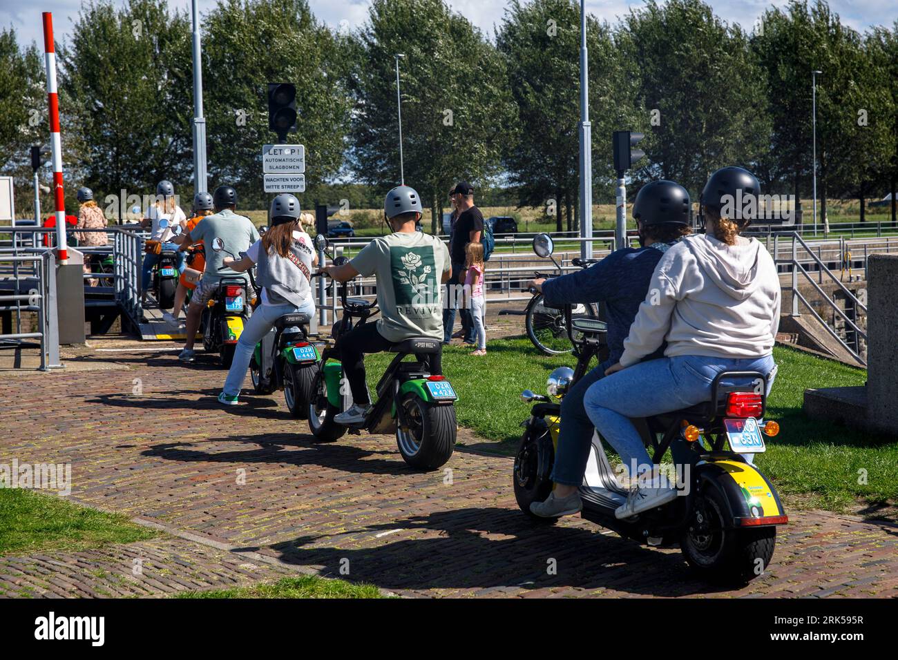 Touristen auf Spyder Wheelz E-Chopper bei der Schleuse in Veere auf der Halbinsel Walcheren, Zeeland, Niederlande. Touristen auf Spyder Wheelz E-Copper an d Stockfoto