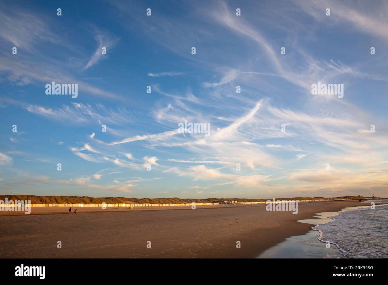 cirrus Wolke über dem Strand in Oostkapelle auf der Halbinsel Walcheren, Zeeland, Niederlande. Cirruswolke ueber dem Strand bei Oostkapelle auf Walcher Stockfoto
