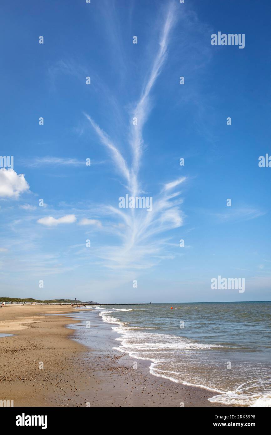 cirrus Wolke über dem Strand in Oostkapelle auf der Halbinsel Walcheren, Zeeland, Niederlande. Cirruswolke ueber dem Strand bei Oostkapelle auf Walcher Stockfoto