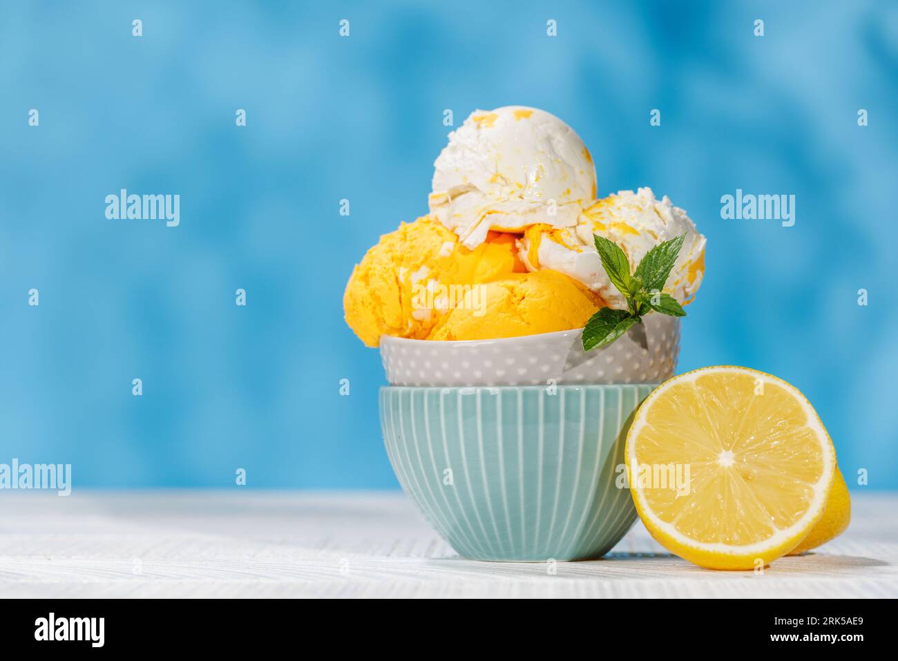 Erfrischende Eiscreme-Löffel mit einem Hauch von Zitronengeschmack Stockfoto