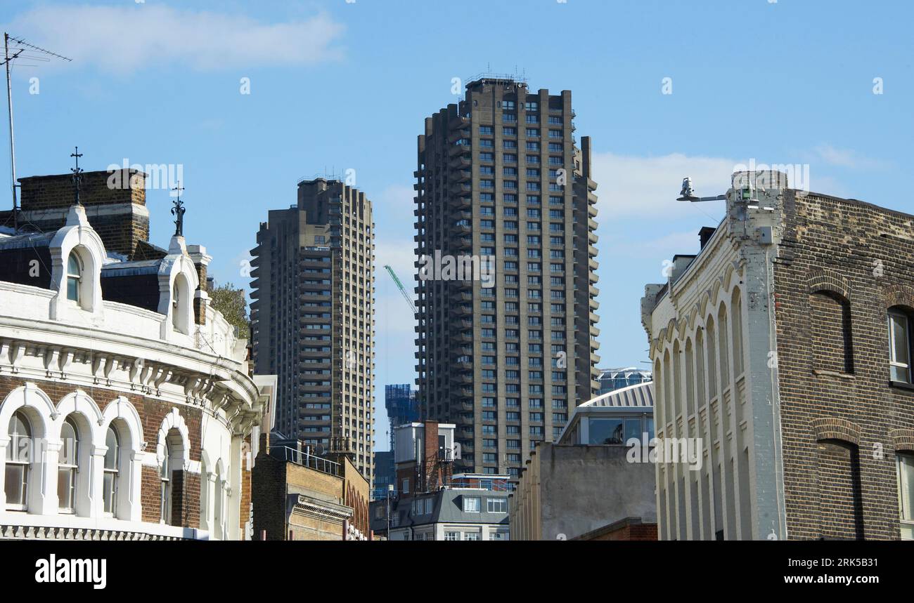 Barbican Towers ragt über einer Londoner Straßenszene rund um Farringdon, North London, UK Stockfoto
