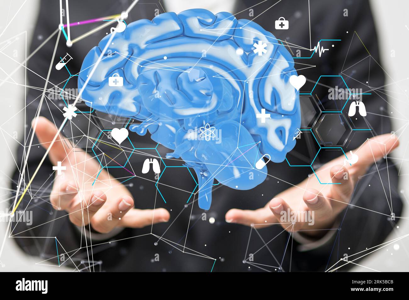 Eine Person, die ein 3D-Modell eines menschlichen Gehirns in der rechten Hand präsentiert, umgeben von verschiedenen Social-Media-Ikonen in einem Kreis Stockfoto