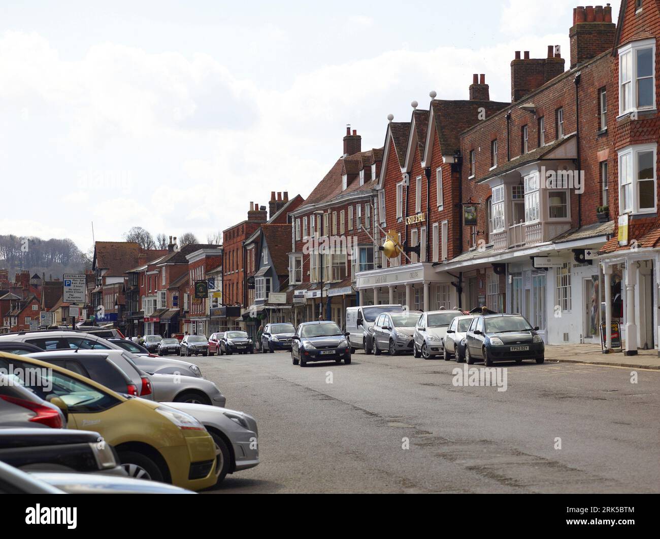 High Street Szene in Marlborough Wiltshire, Südengland, Großbritannien Stockfoto