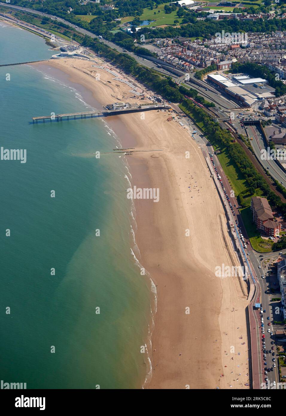 Ein Luftbild von Colwyn Bay and Beach, North Wales Coast, UK Stockfoto