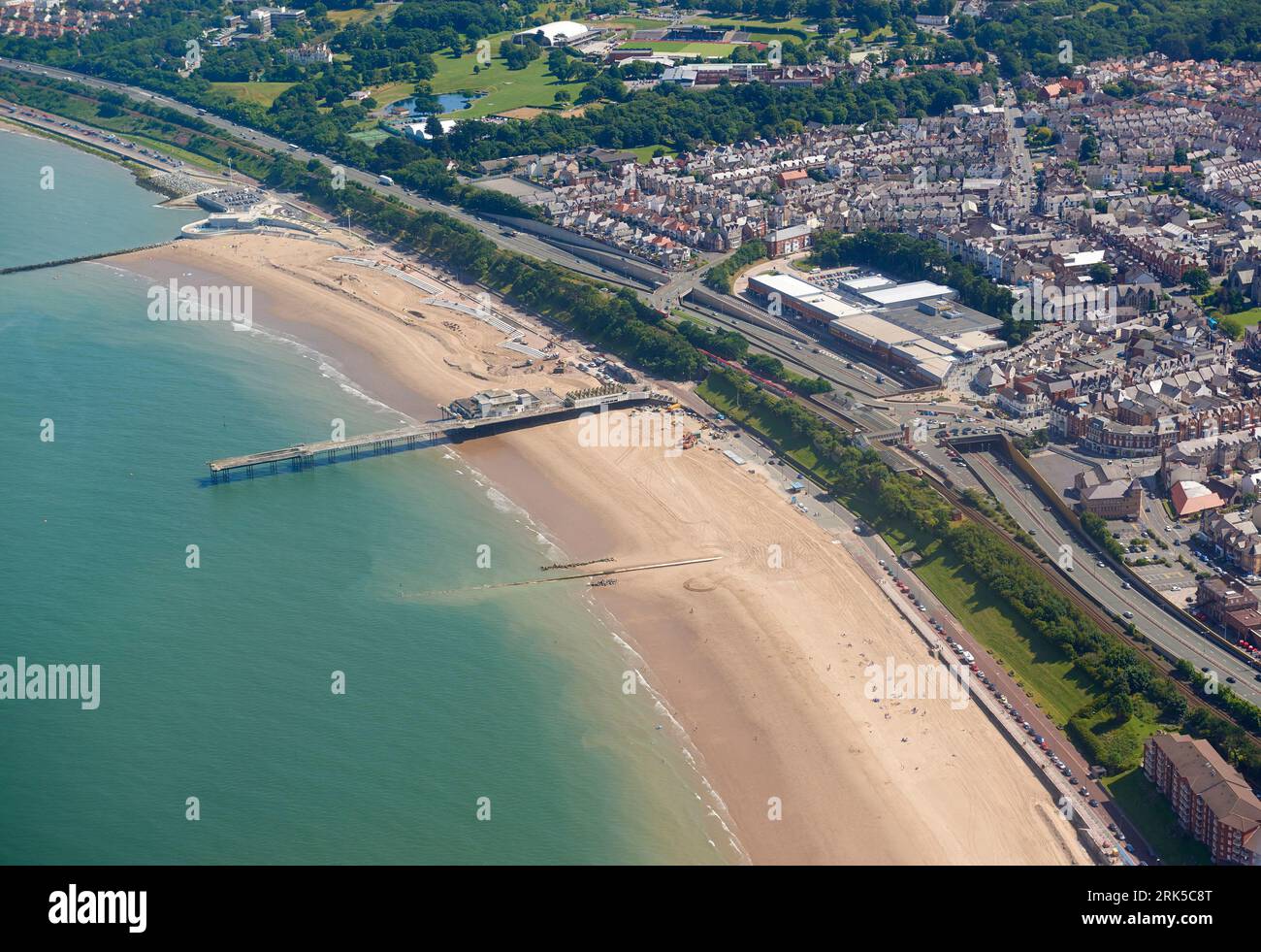 Ein Luftbild von Colwyn Bay and Beach, North Wales Coast, UK Stockfoto