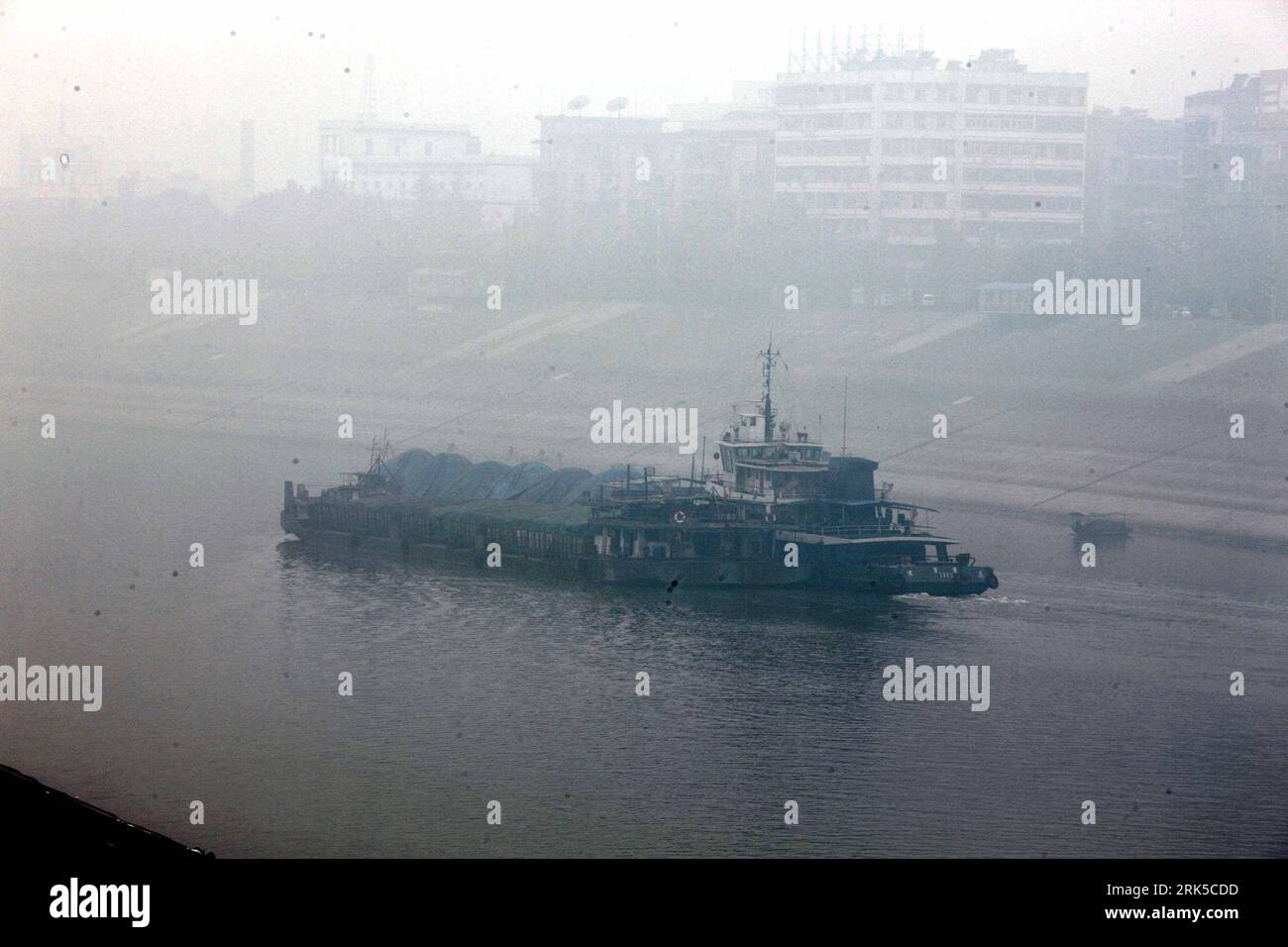 Bildnummer: 53736772 Datum: 19.01.2010 Copyright: imago/Xinhua Ein Frachtschiff segelt auf dem Yichang-Abschnitt des Yangtze-Flusses in der zentralchinesischen Provinz Hubei, 19. Januar 2010. Das drei-Schluchten-Reservoir füllte in der Niedrigwassersaison 2009 12,73 Milliarden Kubikmeter Wasser bis zum mittleren und unteren Teil des Jangtze-Flusses auf, wodurch die Dürre in der Region zurückging, die Schifffahrt sicher blieb und der Wasserbedarf für Leben und Industrie gedeckt wurde. (Xinhua/Wen Zhenxiao) (sbh) (1)CHINA-THREE GORGES RESERVOIR (CN) PUBLICATIONxNOTxINxCHN Wetter Nebel Küste Meer kbdig xsp 2010 quer Bildnummer 53736772 Datum 19 01 Stockfoto