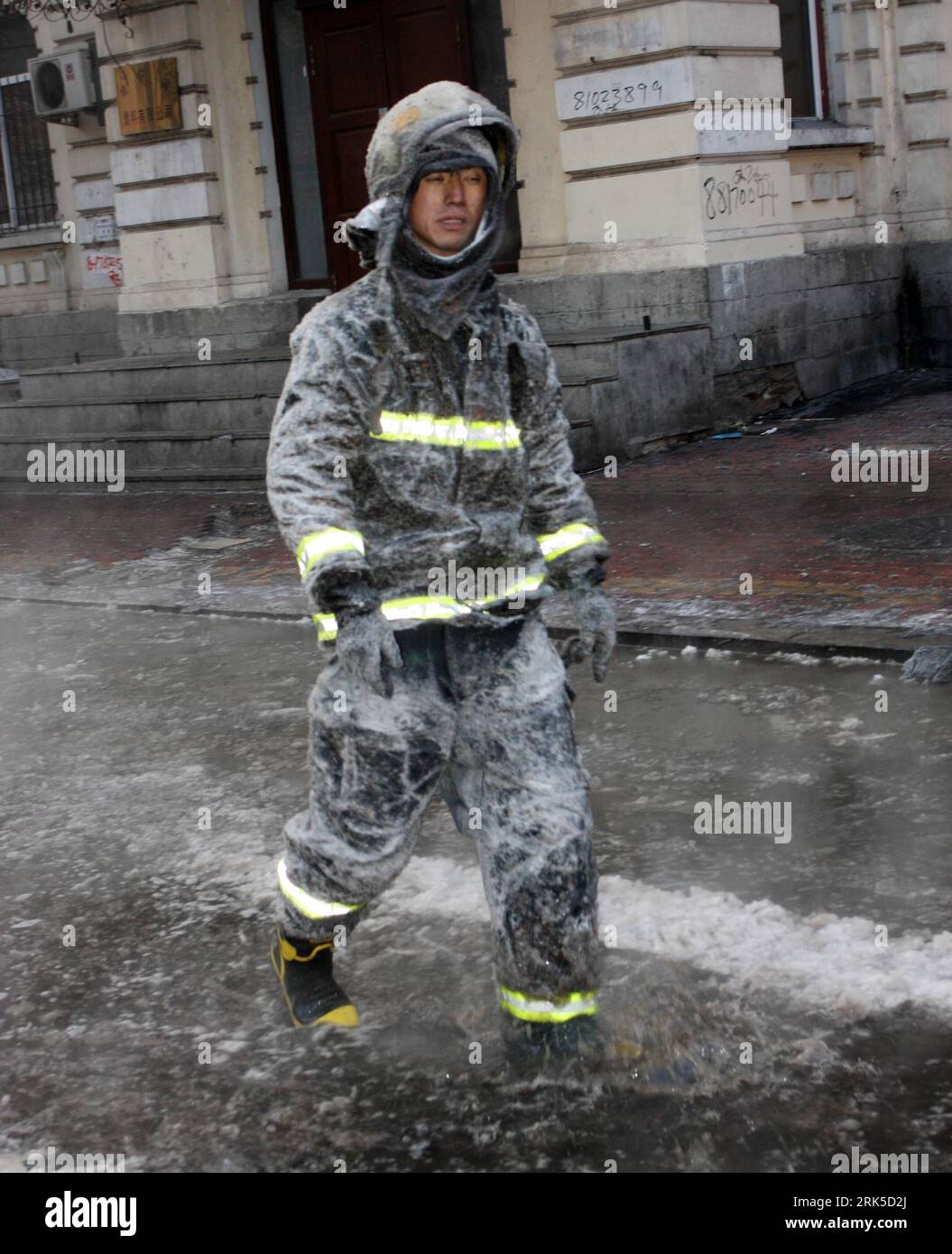 Bildnummer: 53741401 Datum: 21.01.2010 Copyright: imago/Xinhua (100121) -- HARBIN, 21. Januar 2010 (Xinhua) -- Foto aufgenommen am frühen 21. Januar 2010 zeigt einen Feuerwehrmann mit eisbeschichtetem Feueranzug, der langhalsig nach einem Brand in einem alten dreistöckigen Wohngebäude in der Innenstadt von Harbin, nordöstlich der chinesischen Provinz Heilongjing, läuft. Das Feuer, das Stunden später von örtlichen Feuerwehrleuten gelöscht wurde, führte zu einer dringenden Evakuierung dutzender Bewohner im Gebäude ohne Verluste. (Xinhua/Xiao Jinbiao) (wyx) (6)CHINA-HEILONGJIANG-RESIDENT BUILDING-FIRE (CN) PUBLICATIONxNOTxINxCHN Feuer Fe Stockfoto