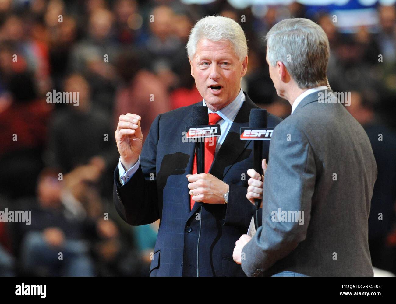 Bildnummer: 53746021 Datum: 22.01.2010 Copyright: imago/Xinhua (100123) -- NEW YORK, 23. Januar 2010 (Xinhua) -- ehemaliger US-Präsident Bill Clinton spricht während der Halbzeit des NBA-Basketballspiels zwischen t in New York, USA, 22. Januar 2010. Der ehemalige US-Präsident machte einen besonderen Auftritt, um während des Spiels am Freitag Gelder für die Haiti-Hilfsaktion zu sammeln. (Xinhua/Shen Hong) (yc) (2)U.S.-NEW YORK-CLINTON-HAITI PUBLICATIONxNOTxINxCHN People Politik premiumd kbdig xcb 2010 quer Bildnummer 53746021 Datum 22 01 2010 Copyright Imago XINHUA New York Jan 23 2010 XINHUA former Stockfoto