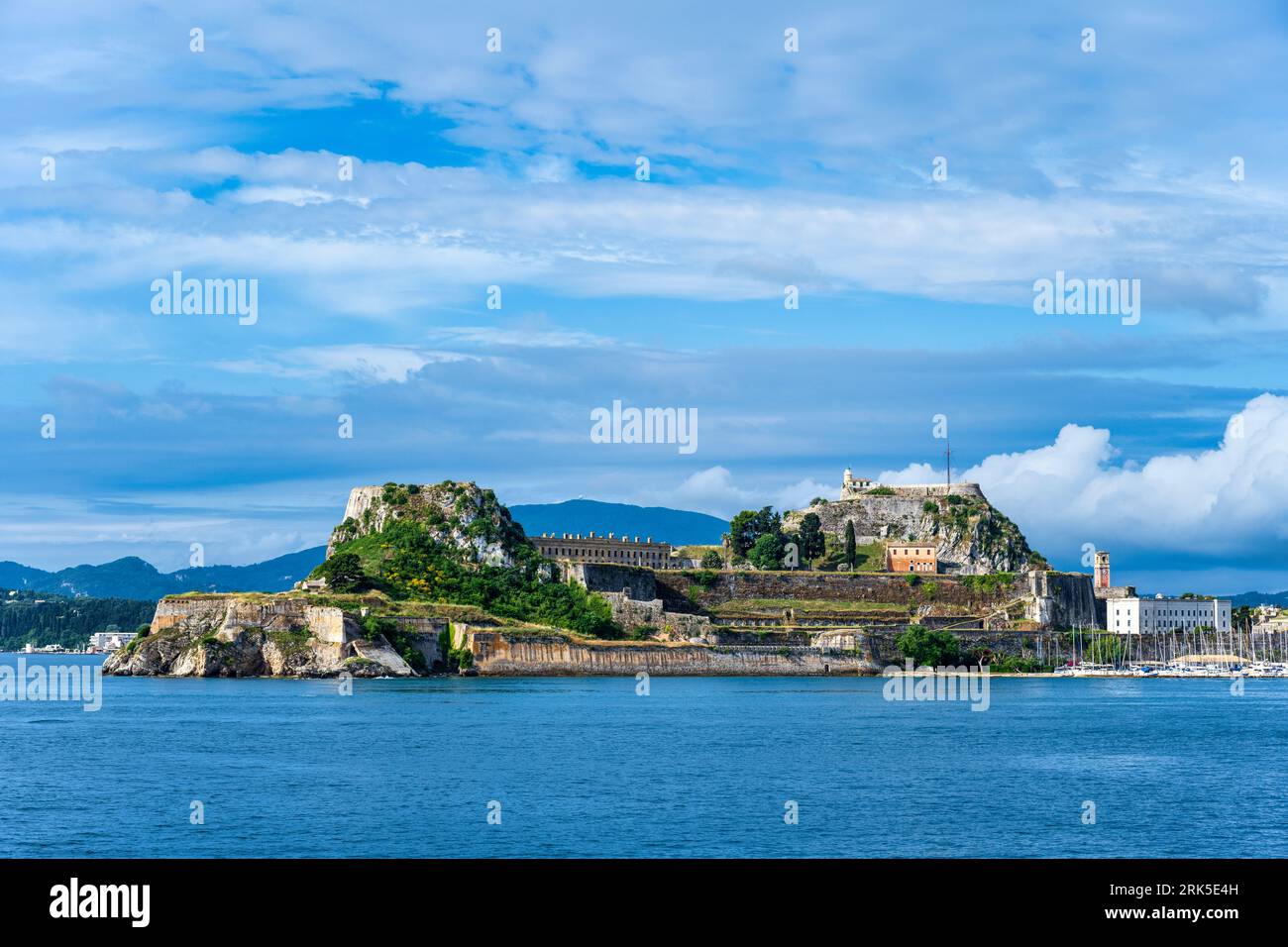 Blick auf die alte Festung von Korfu vom Meer, mit Mandraki Marina auf der rechten Seite, in der Altstadt von Korfu, Insel von Korfu, Ionische Inseln, Griechenland Stockfoto