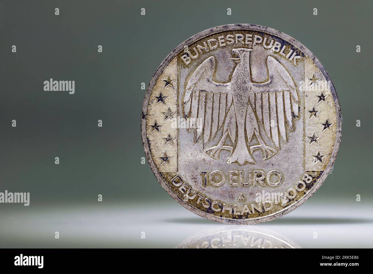 Dreckige 10 Euro Silbermünze mit deutschem Bundesadler Stockfoto