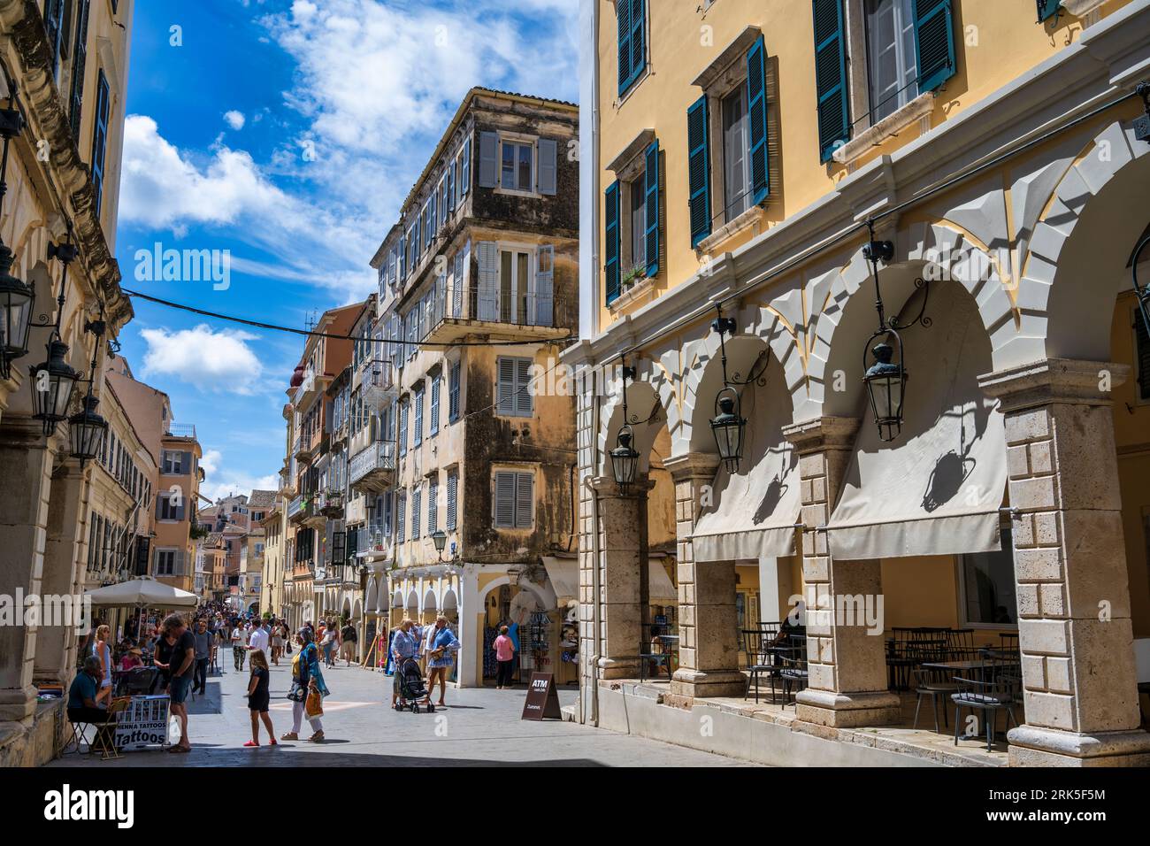 Venezianische Architektur in der Kapodistriou-Straße in der Altstadt von Korfu, Insel Korfu, Ionische Inseln, Griechenland Stockfoto