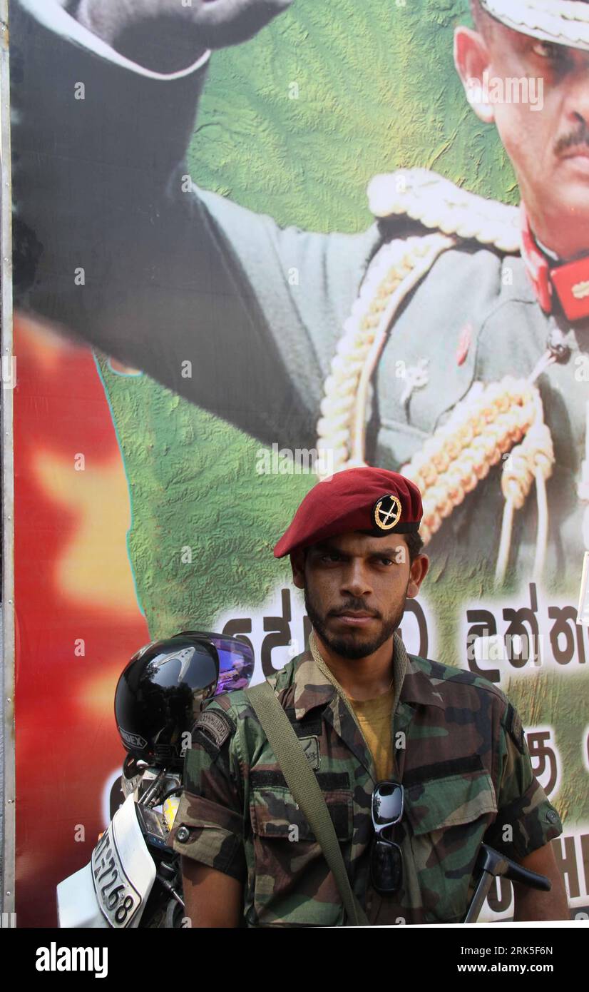Bildnummer: 53749884 Datum: 25.01.2010 Copyright: imago/Xinhua (100125) -- COLOMBO, 25. Januar 2010 (Xinhua) -- Ein Soldat steht im Hauptquartier des ehemaligen Armeekommandeurs General Sarath Fonseka, der Kandidat der 6. Präsidentschaftswahl in Sri Lanka ist, in Colombo, der Hauptstadt Sri Lankas, am 25. Januar 2010. Sri Lanka wird seine 6. Präsidentschaftswahl am 26. Januar 2010 abhalten. (Xinhua) (zw) (4)SRI LANKA-COLOMBO-PRESIDENTIAL ELECTION SECURITY PUBLICATIONxNOTxINxCHN Militär Soldaten kbdig xsk 2010 Hochpremiumd o0 Sicherheit, Wahlen Bildnummer 53749884 Datum 25 01 2010 Copyright Imago XI Stockfoto