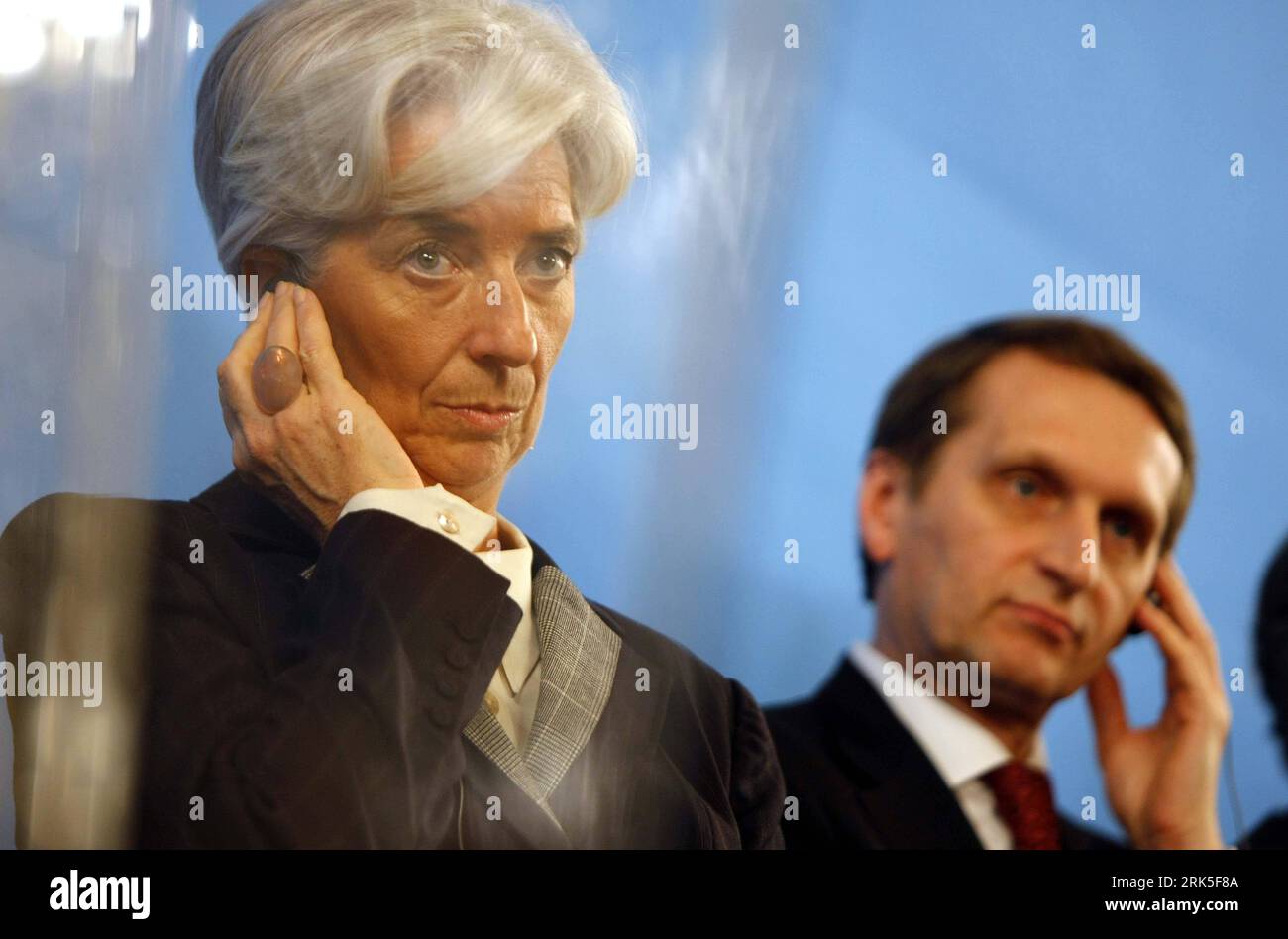 Bildnummer: 53749919 Datum: 25.01.2010 Copyright: imago/Xinhua (100126) -- PARIS, 26. Januar 2010 (Xinhua) -- die französische Wirtschaftsministerin Christine Lagarde (1. L) und Sergei Naryshkin, Chef der russischen Präsidialverwaltung, nehmen am 25. Januar 2010 an der Eröffnungszeremonie des Kreuzes 2010 von Frankreich und Russland in Paris, der Hauptstadt Frankreichs, Teil. Frankreich und Russland haben am Montag das Jahr des Kreuzes 2010 offiziell ins Leben gerufen, um die kulturelle und wirtschaftliche Zusammenarbeit durch eine jahrelange Feier zu vertiefen. (Xinhua/Zhang Yuwei) (lr) (1)FRANKREICH-PARIS-FRANKREICH-RUSSLAND-2010 CROSS YEAR PUBLICATIONxNOTxINxCHN People Politik Stockfoto