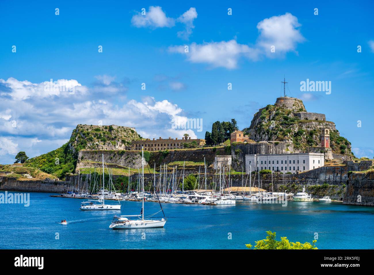 Blick auf die Mandraki Marina, ein geschützter Ankerplatz an der alten Festung von Korfu, in der Altstadt von Korfu, Insel Korfu, Ionische Inseln, Griechenland Stockfoto