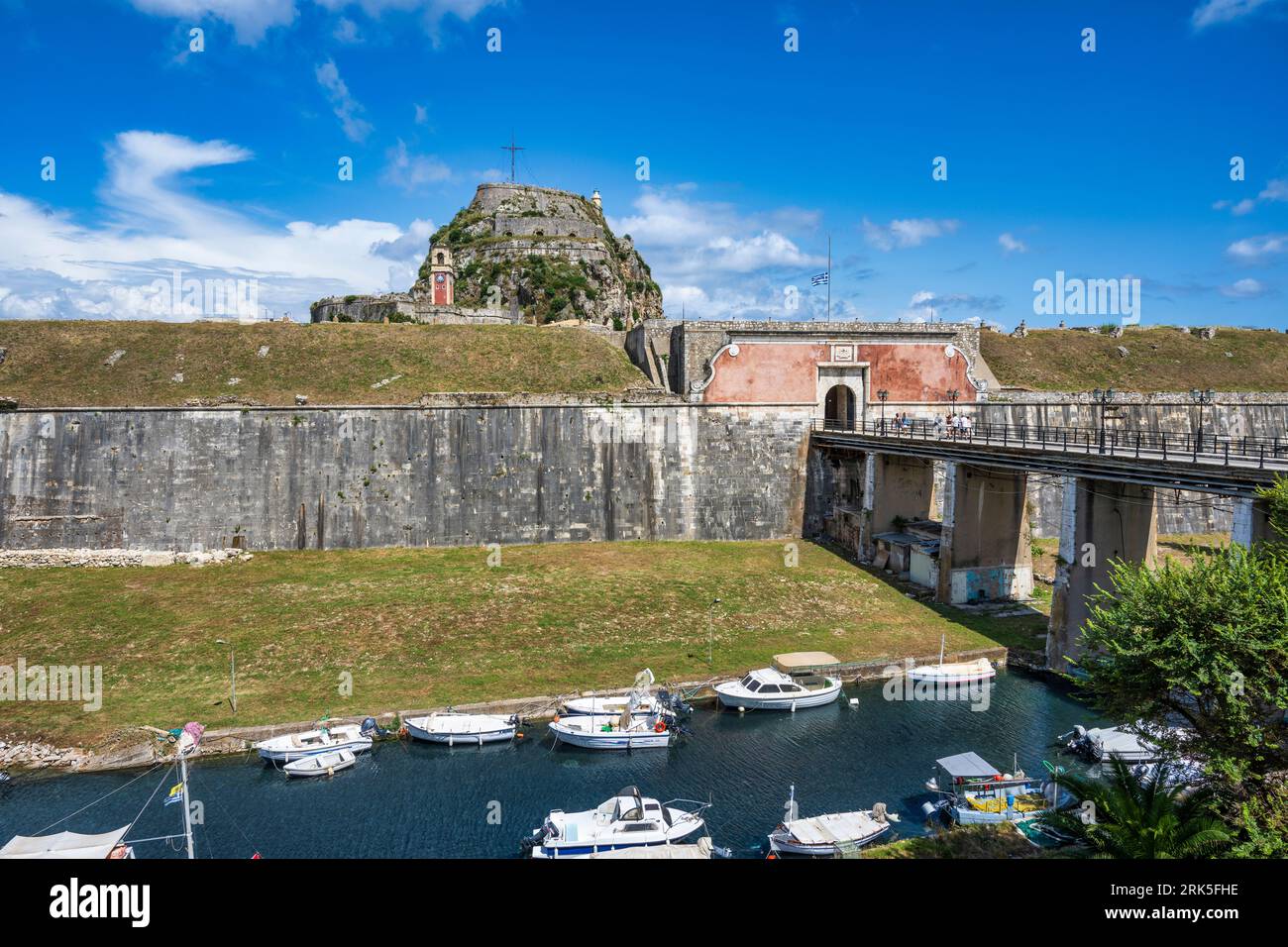 Boote im Contrafossa Wasserkanal neben der alten Festungsbrücke in der Altstadt von Korfu, Insel Korfu, Ionische Inseln, Griechenland Stockfoto