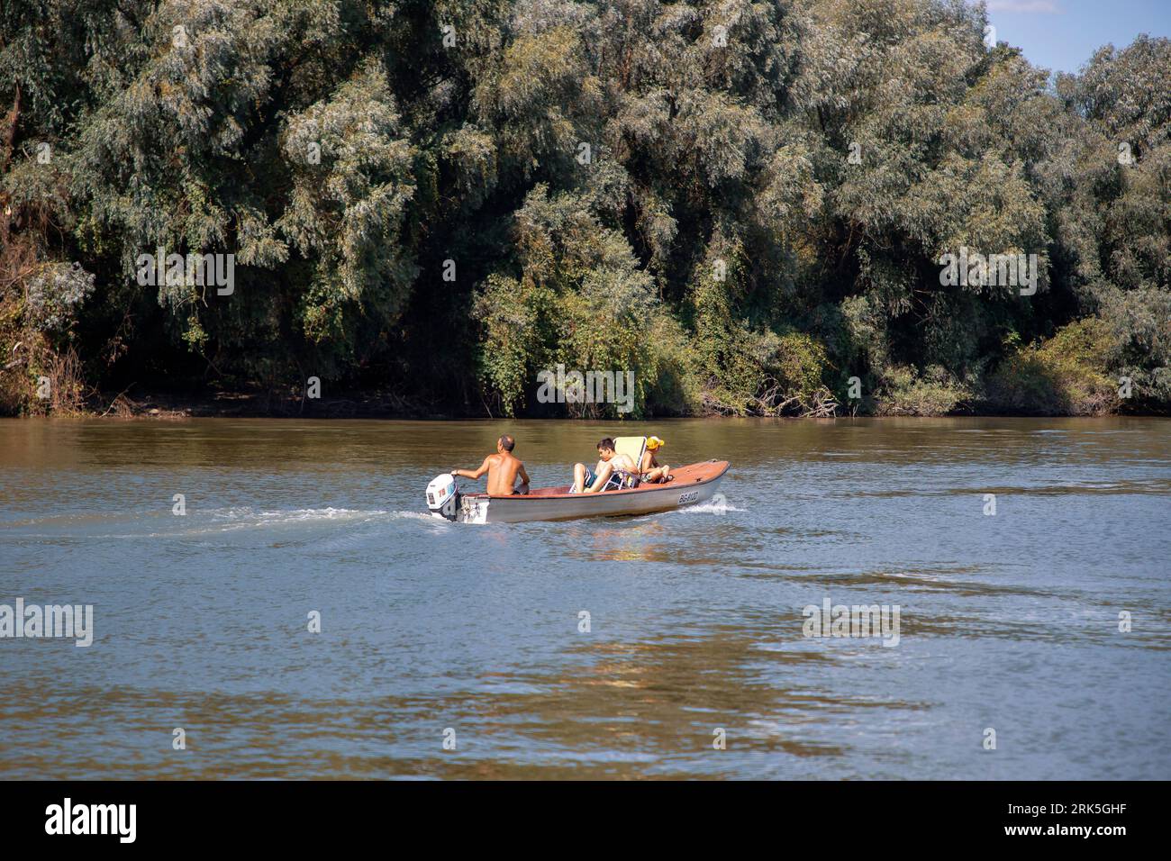 Serbien, 31. Juli 2023: Ein Mann mit Söhnen, der eine Motorbootfahrt auf der Donau bei Belgrad genießt Stockfoto