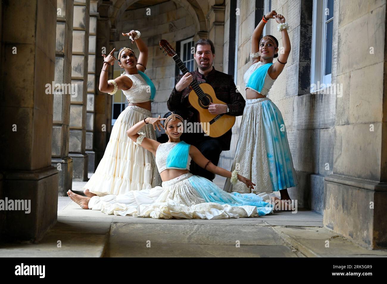 Edinburgh, Schottland, Großbritannien. August 2023. Edinburgh Fringe Festival: Tandava sieht die Verschmelzung der erstaunlich leidenschaftlichen Klangwelten des schottischen Gitarristen Simon Thacker mit der unendlich ausdrucksstarken Physikalität von drei begabten Tänzern der indischen Piah Dance Company. Auf der Royal Mile vor dem parlamentsplatz. Vorstellung im Space in der Niddry St. Bildunterschrift, die teilweise aus der offiziellen Pressemitteilung erstellt wurde. Credit Craig Brown/Alamy Live News Stockfoto