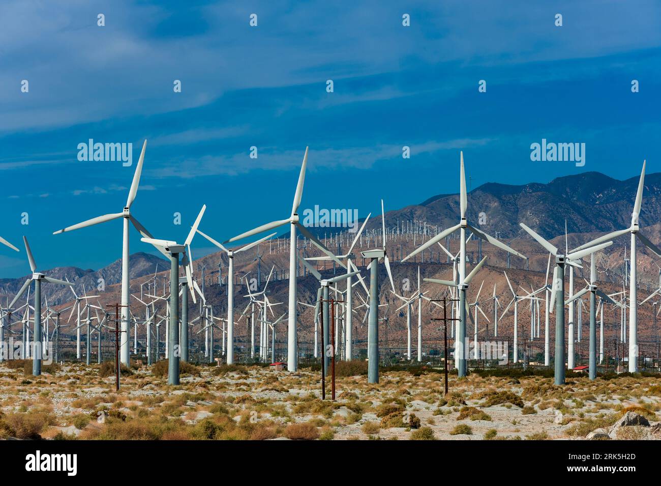 Ein Windpark am San Gorgonio Pass in der Nähe von Palm Springs. San Gorgonio Pass, San Jacinto Mountains, Riverside County, Kalifornien, USA. Stockfoto