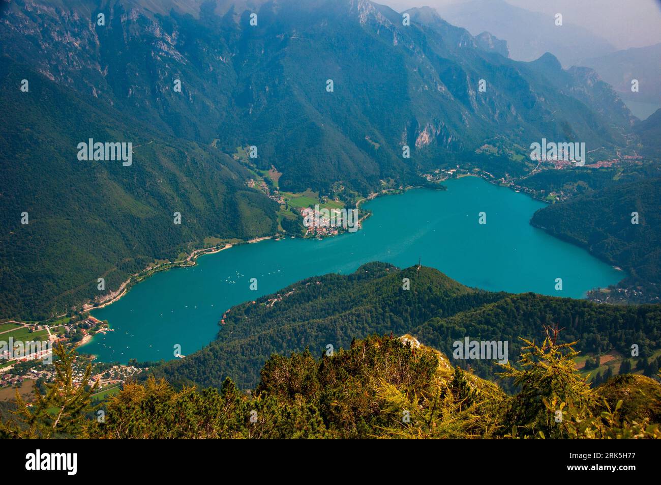 Regatta auf dem Ledro-See in Norditalien von der Spitze eines Berges aus gesehen Stockfoto