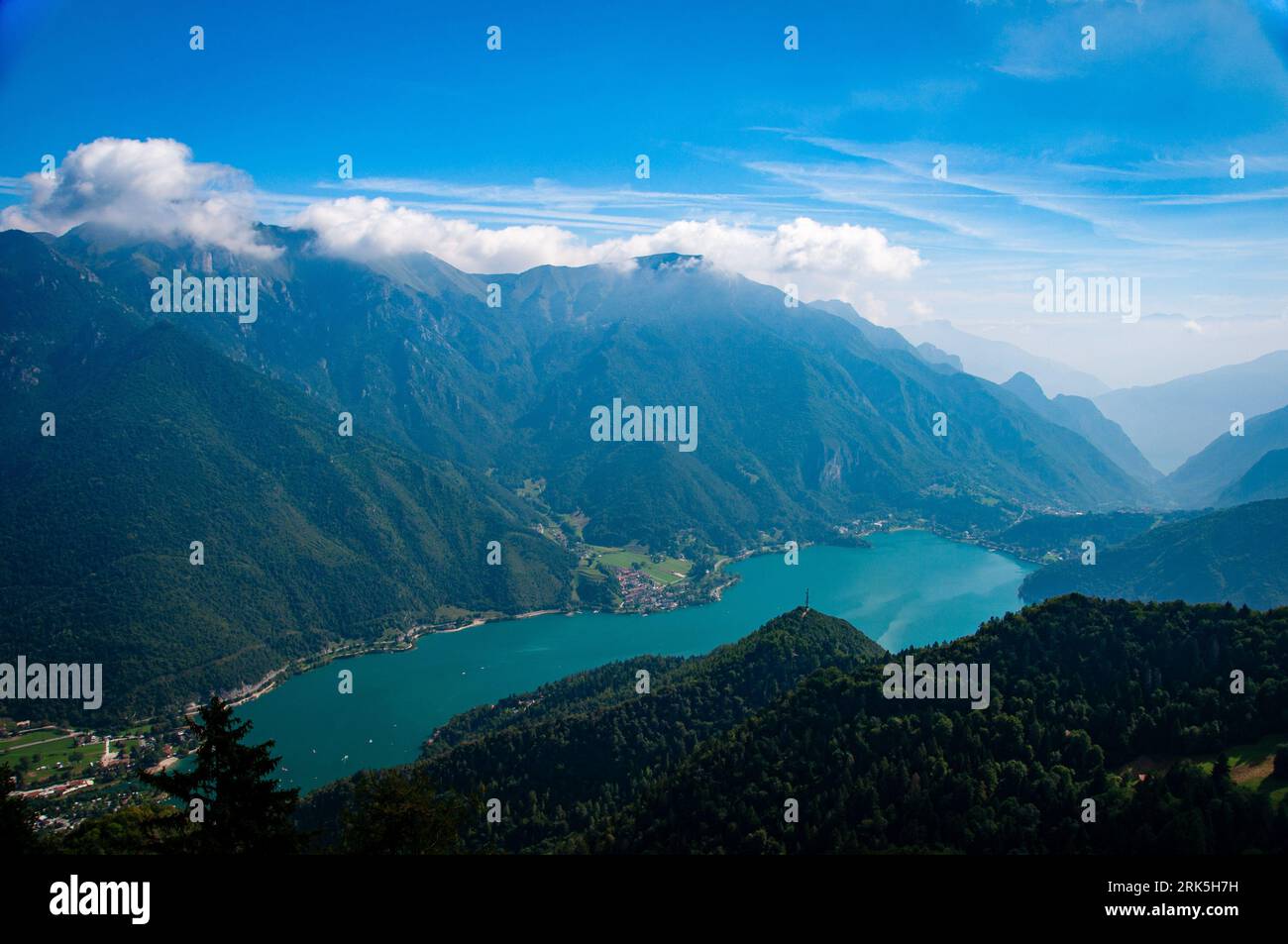 Regatta on the Lago di Legro seen from the top of a mountain Stockfoto