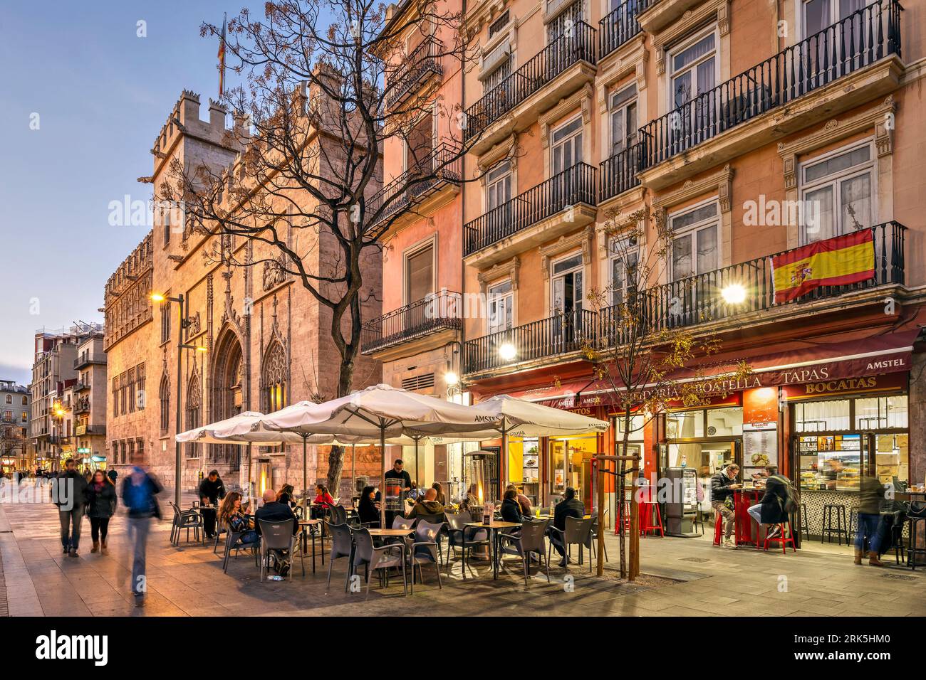 Malerischer Blick auf die Straße in der Altstadt bei Twilight, Valencia, Spanien Stockfoto