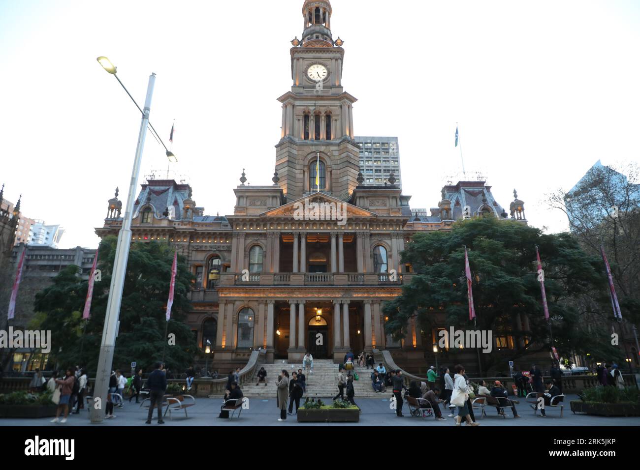 Sydney, Australia. August 24, 2023. The Ukrainian flag was flown over Sydney Town Hall to mark the Independence Day of Ukraine.Credit: Richard Milnes/Alamy Live News Stockfoto