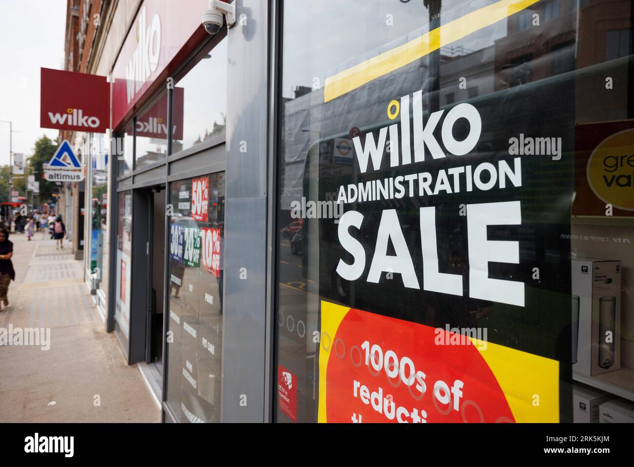 Der Wilko-Verwaltungsverkauf hat begonnen, ein paar Regale in den Geschäften leer zu lassen. Die Kette schließt, nachdem Wilko in das Verabreichungsohr eingestürzt ist Stockfoto